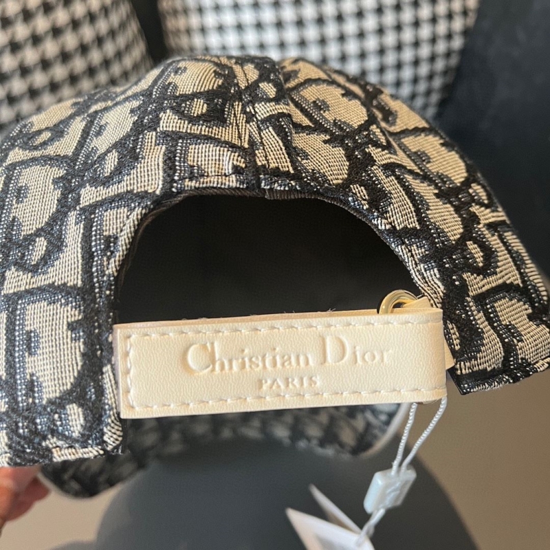 CHRISTIAN DIOR